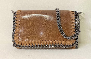 Bandolera de piel con cadena