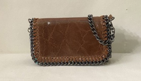 Bandolera de piel con cadena