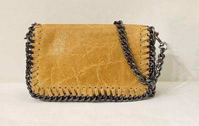Bandolera de piel con cadena
