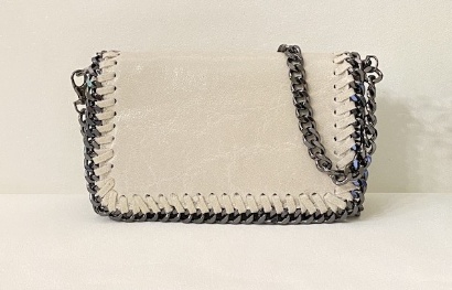 Bandolera de piel con cadena