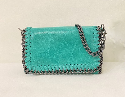Bandolera de piel con cadena