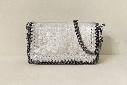 Bandolera de piel con cadena
