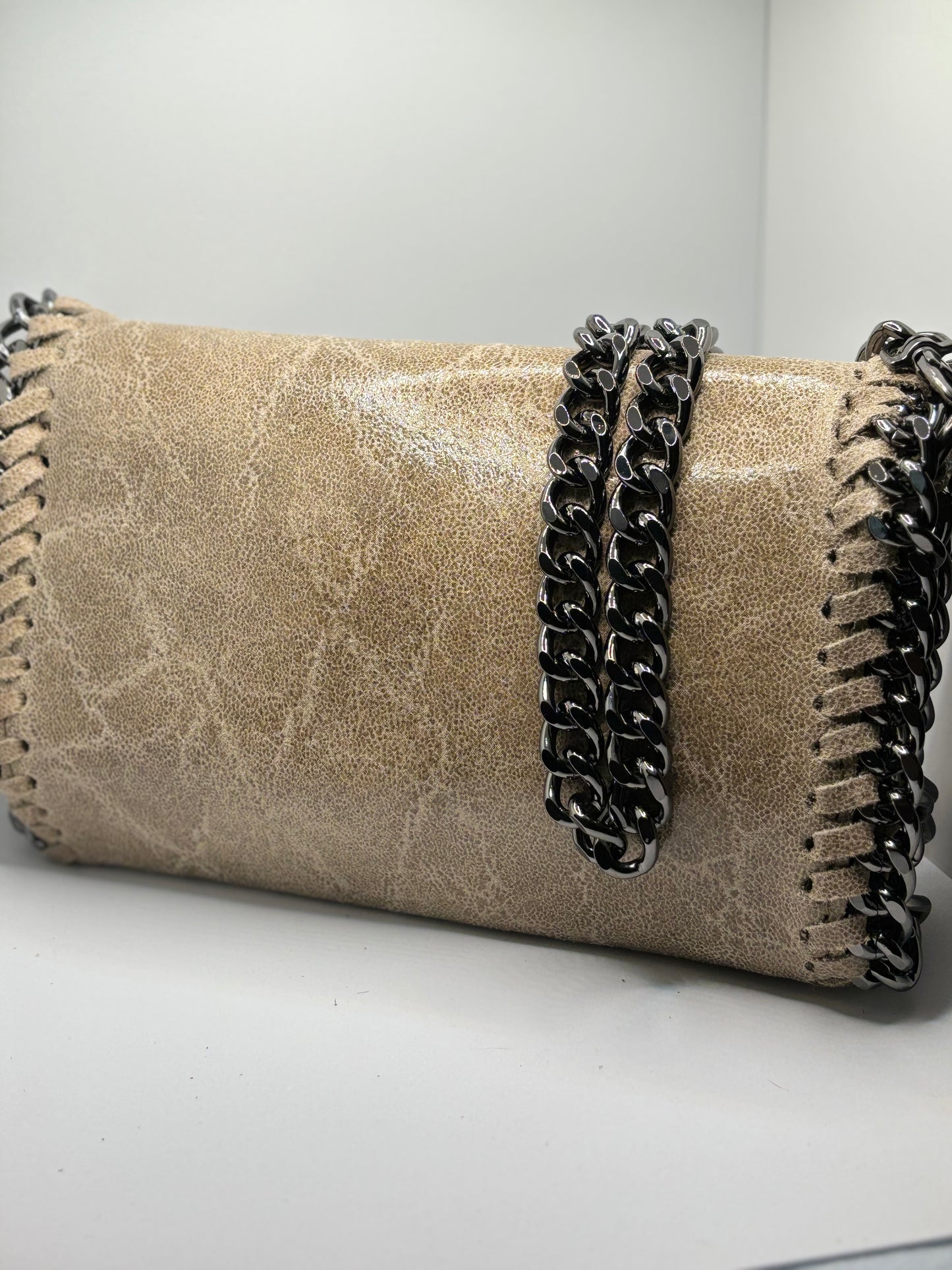 Bandolera de piel con cadena