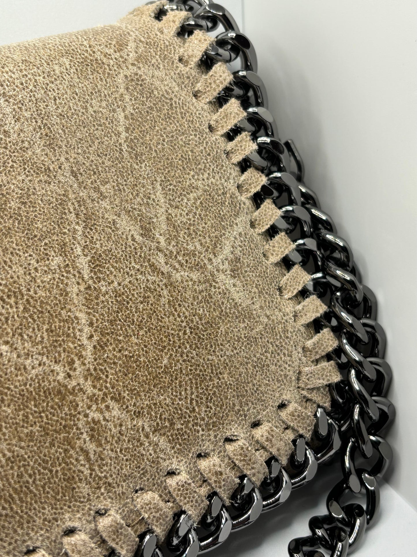 Bandolera de piel con cadena