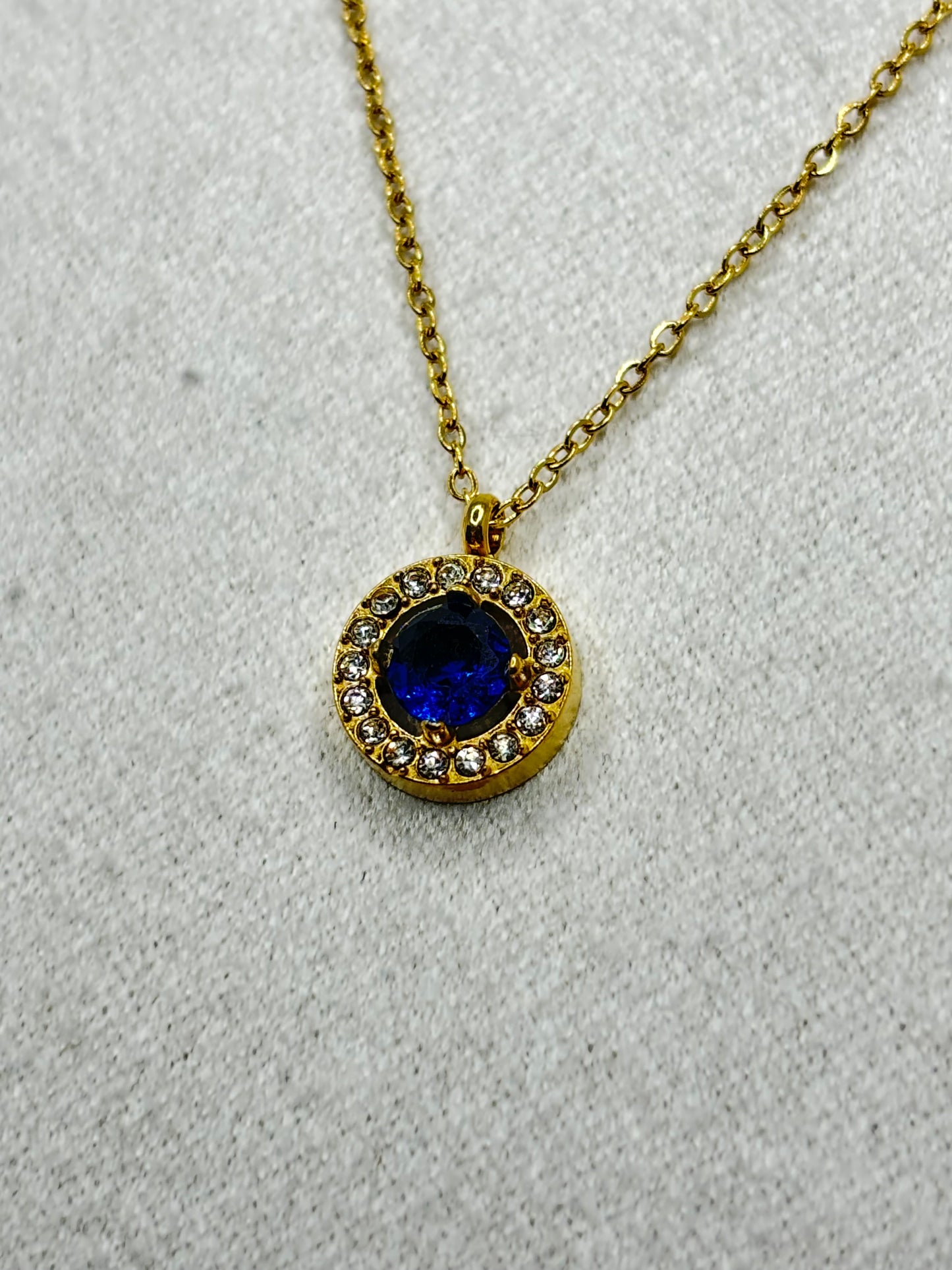 Collar dorado con circonita