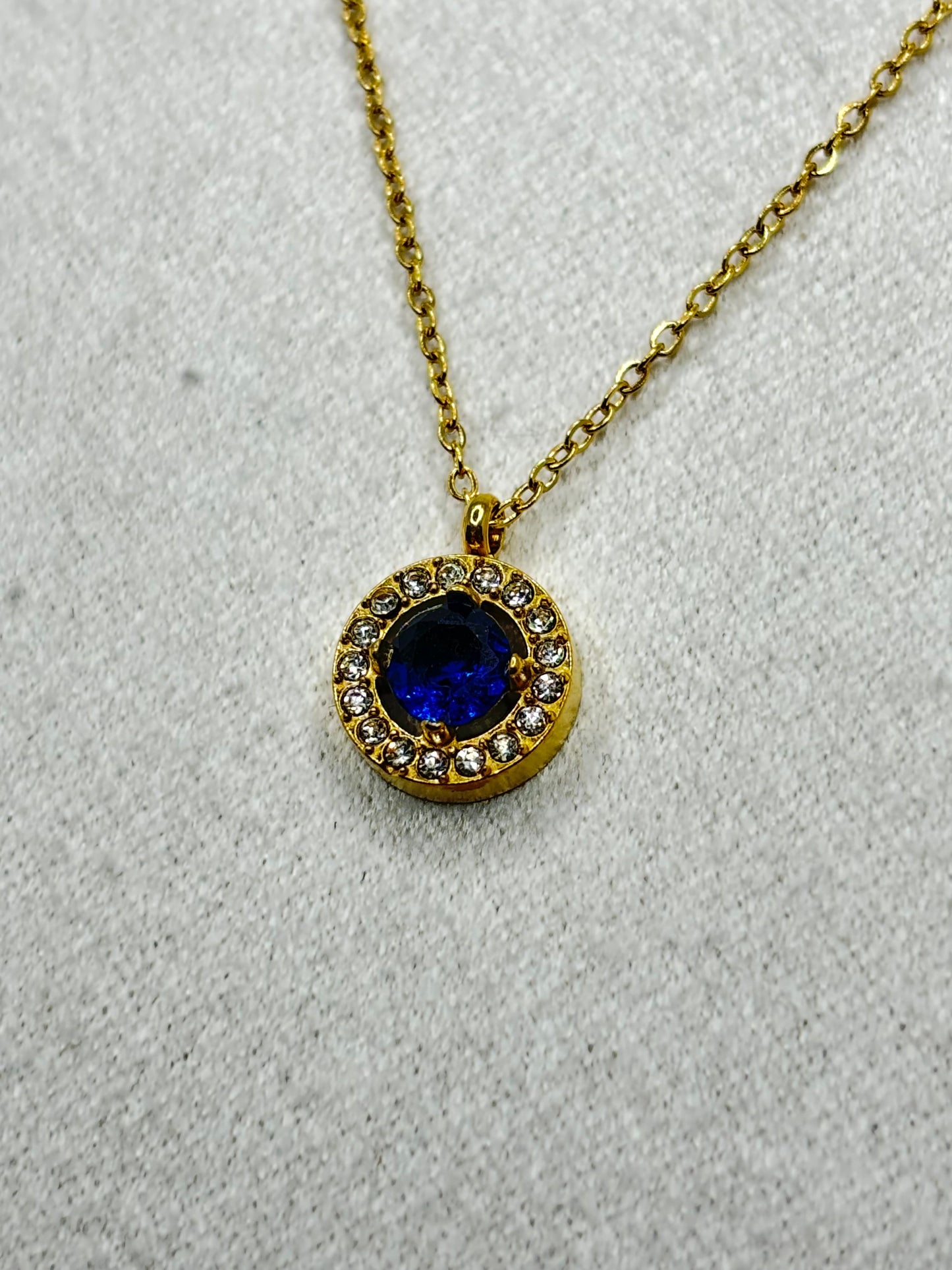 Collar dorado con circonita