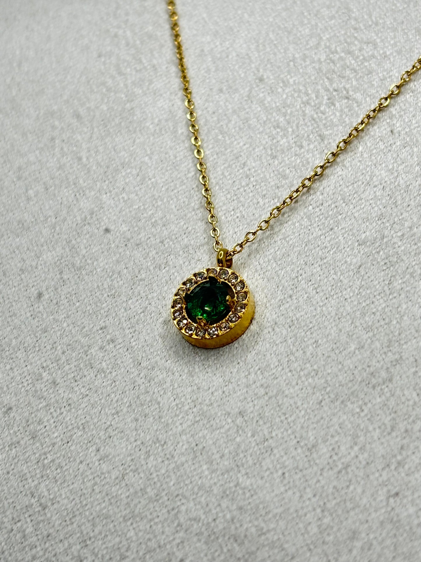 Collar dorado con circonita