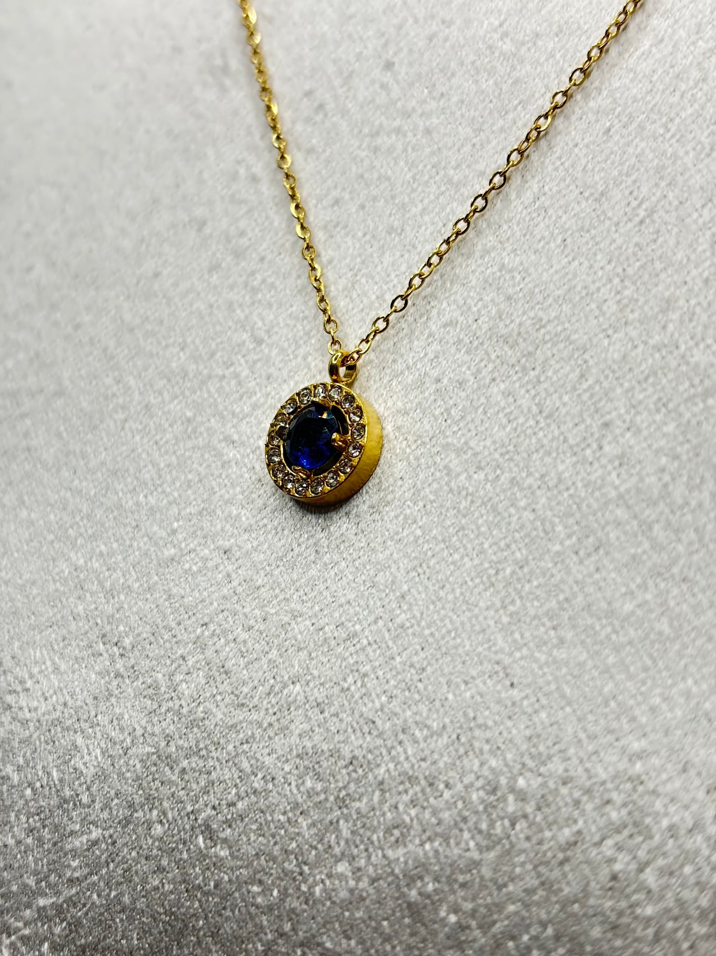 Collar dorado con circonita