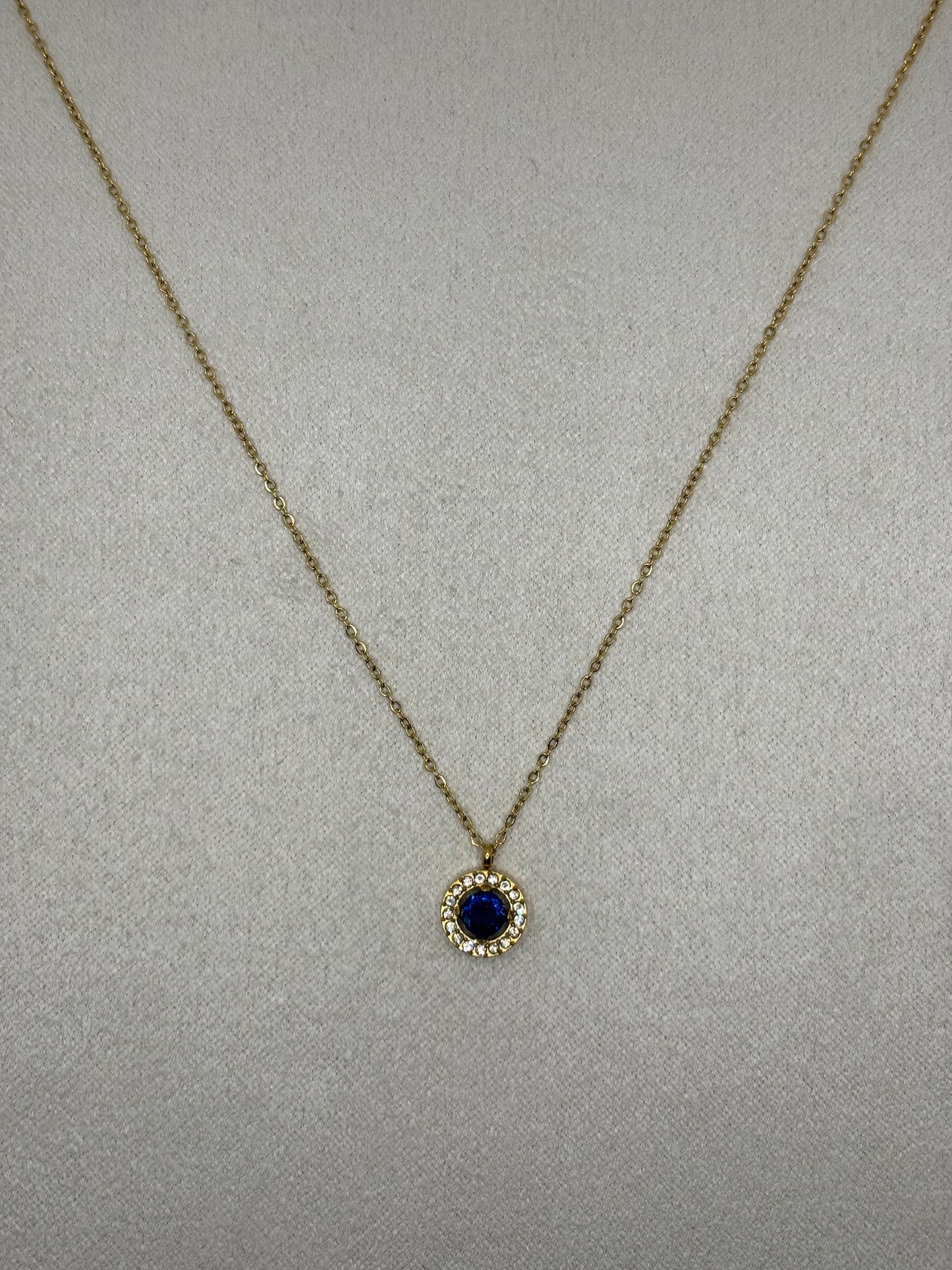 Collar dorado con circonita