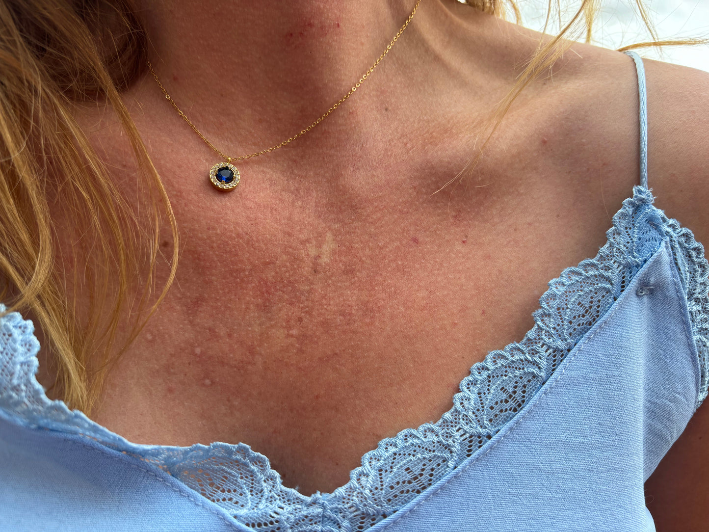 Collar dorado con circonita