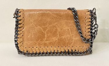 Bandolera de piel con cadena