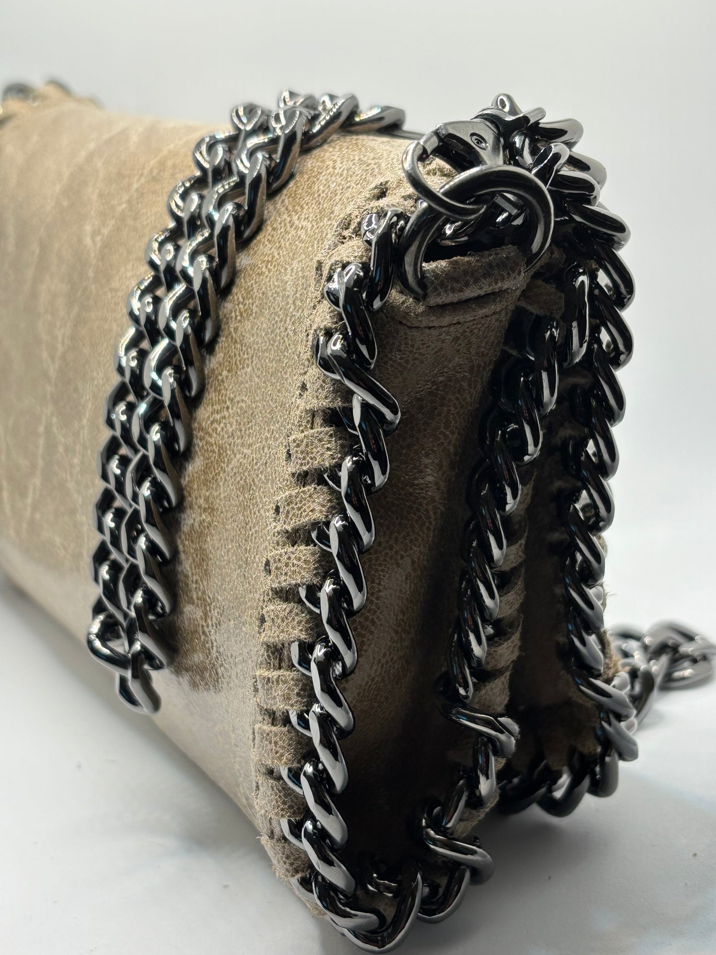 Bandolera de piel con cadena